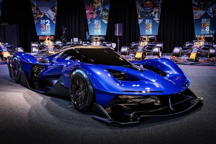 Red Bull, 6.2 milyon dolarlık aracı RB17yi tanıttı. Red Bullun kendi ürettiği aracı nasıl buldunuz?