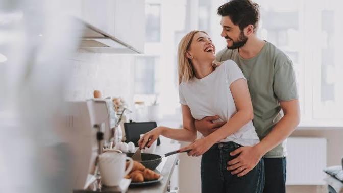 Mutfakta iş yaparken arkadan biri sarılsa konsantreniz bozulur mu?
