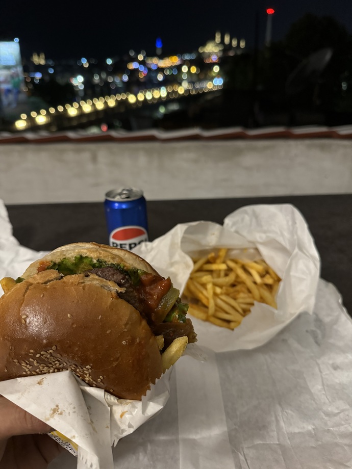 Gece gece manita mı hamburger mi?