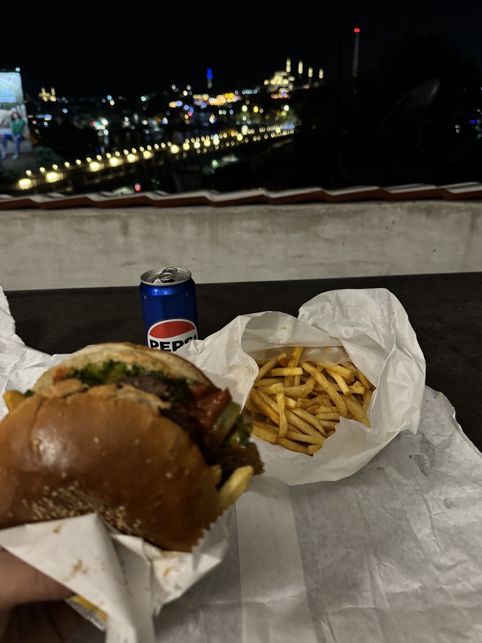 Gece gece manita mı hamburger mi?