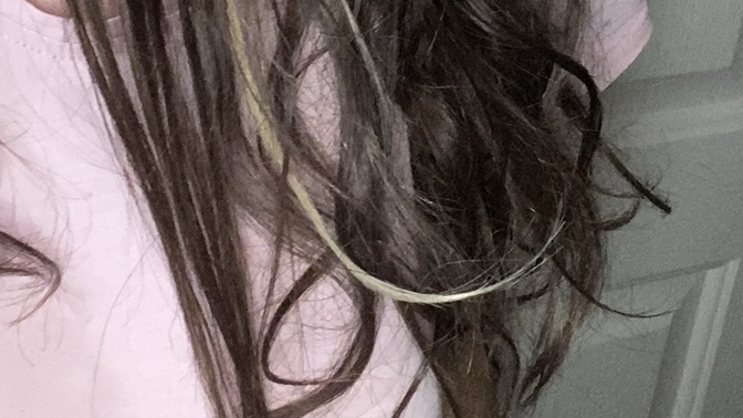 Dalgalı saçımın bir tutamının düz olması saçmalığı?