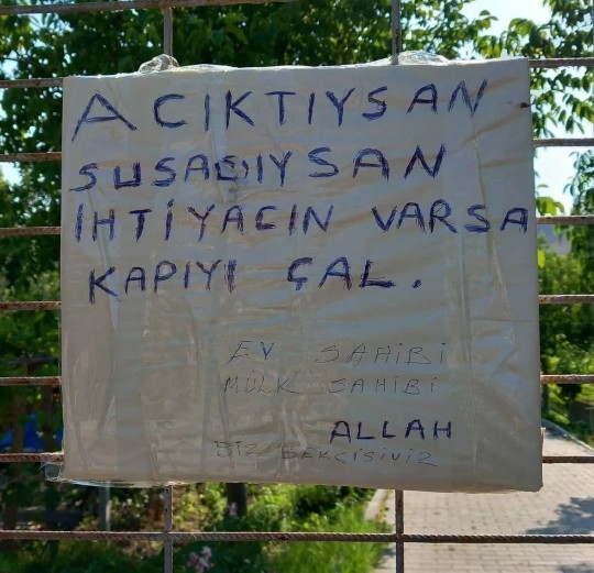 Çorumda bir vatandaşın kapısına astığı yazıymış siz kapınıza ne asmak isterdiniz?
