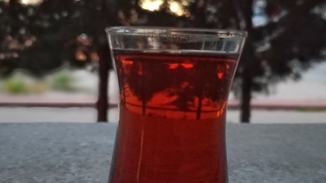 Yine akşam çökmeye başladı içim de anlamsız bir hüzün var sizin de öyle oluyor mu?