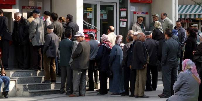 En düşük emekli maaşı 12 bin 500 TL’ye yükseldi. Sizce yeterli mi?