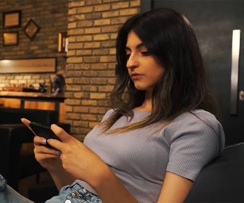Online okey oyununda tanıştık, cumartesi günü buluşacağız! Ailem ısrarla o kızla buluşmayacaksın diyor. Buluşmaya gitmeli miyim?