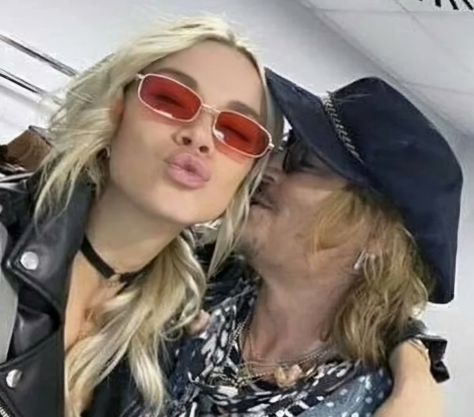 Johnny Depp, 28 yaşındaki Rus modelle ilişki yaşıyor! Yaş farkı fazla değil mi?