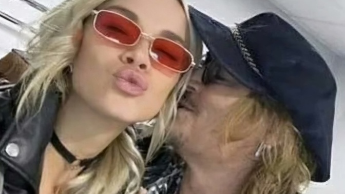 Johnny Depp, 28 yaşındaki Rus modelle ilişki yaşıyor! Yaş farkı fazla değil mi?