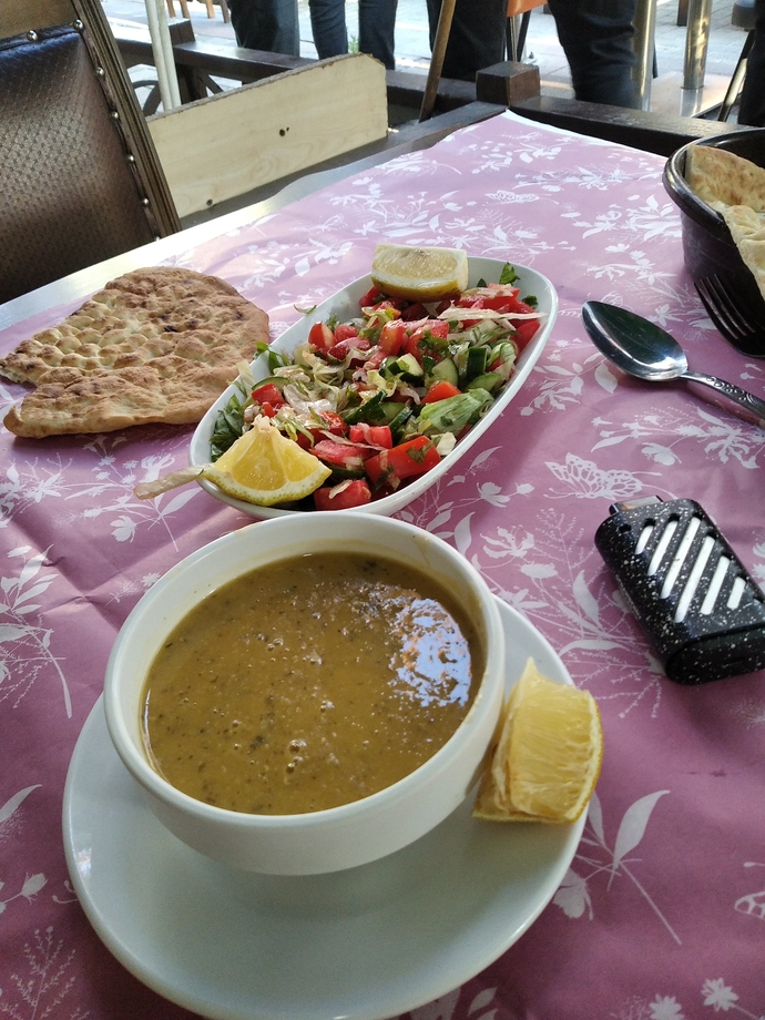 Bugün bir çılgınlık yapıp çorbanın yanına salata da söyledim millet para nasıl ezilirmiş görsün dimi ama?