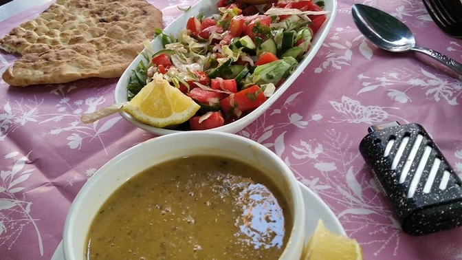 Bugün bir çılgınlık yapıp çorbanın yanına salata da söyledim millet para nasıl ezilirmiş görsün dimi ama?