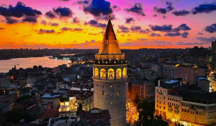 Akşam saatlerinde şöyle ışıklı şehiri izlemeyi sever misin?