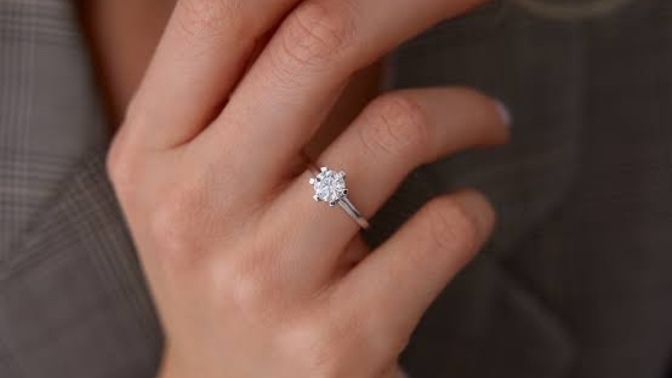 İlk date buluşmasında yüzük takılması doğru mu?