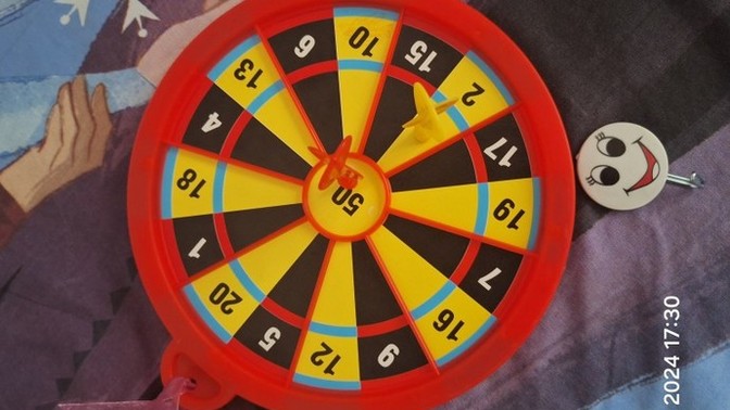 Kapı arkasına dart asacağım çocuk odasına, yapışkanlı tutmadı. Farklı bir fikir verebilir misiniz?