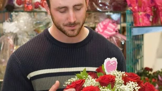 Erkekler de bebek gibi sevilmek, çiçek alınan kişi olmak istemez mi?