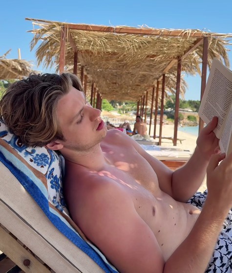 Plajda kitap okuyan erkek çekiciliği gerçek mi?