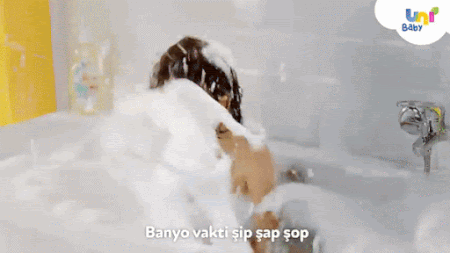 Bebeğinin banyo neşesi hiiiç bitmesin diye nasıl bir bebek şampuanı tercih etmelisin?