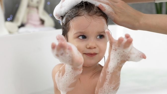 Bebeğinin banyo neşesi hiiiç bitmesin diye nasıl bir bebek şampuanı tercih etmelisin?