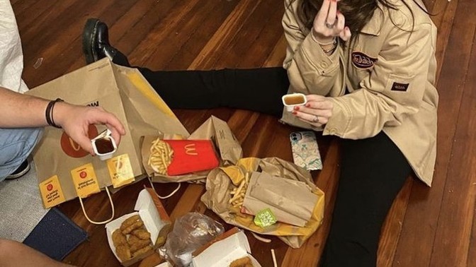 Kilo aldığı için, sevgilinizin yemek yemesine laf eder misiniz?