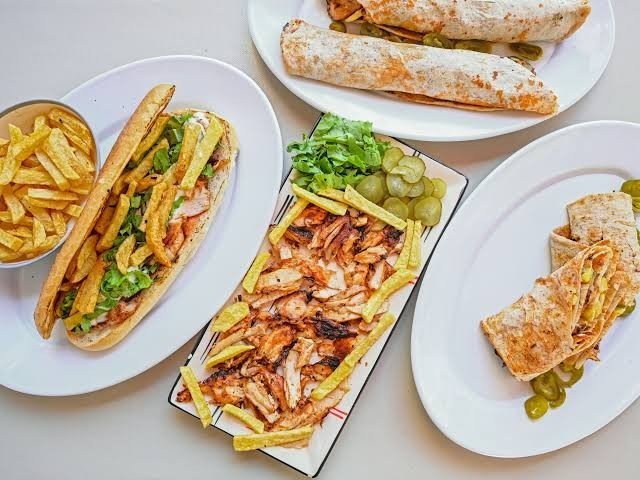 Döneri ekmek arasinda mı yoksa lavaş dürüm olarak mı seversin?