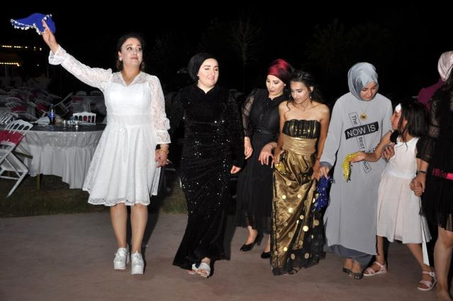 Arkadaşların çatır çatır evleniyorken sen ne yapıyorsun?