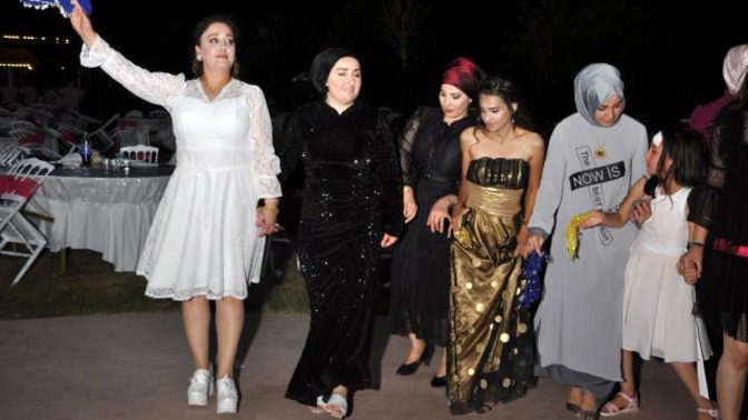 Arkadaşların çatır çatır evleniyorken sen ne yapıyorsun?