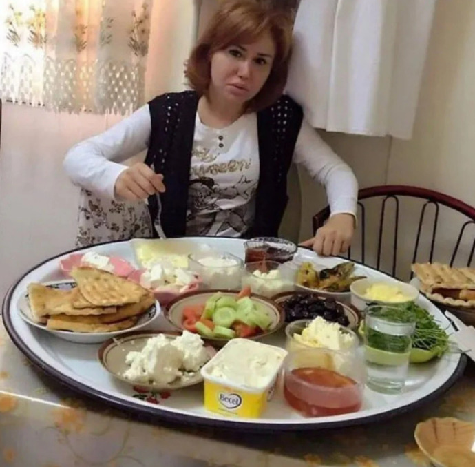 Bugün değişiklik olsun dışarda kahvaltı edelim dedik sofrayı balkona kurdum nasıl olmuş?