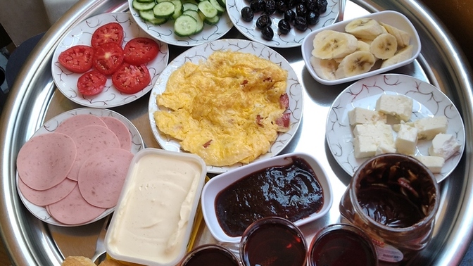 Bugün değişiklik olsun dışarda kahvaltı edelim dedik sofrayı balkona kurdum nasıl olmuş?