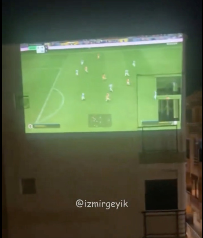 İzmirde 2 kişi, karşı apartmana yansıttıkları ekranda futbol oynadı. Kiminle oyun oynamak isterdin?