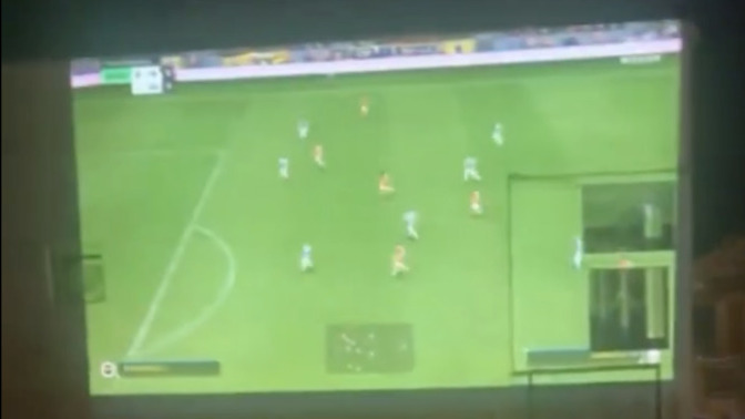 İzmir'de 2 kişi, karşı apartmana yansıttıkları ekranda futbol oynadı. Kiminle oyun oynamak isterdin?