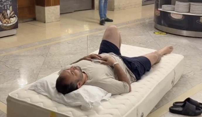 Klima sorunu çözülmeyen otel müşterisi, yönetimi protesto etmek için yatağını restorana taşıdı. Otel hizmetleri sizce nasıl?