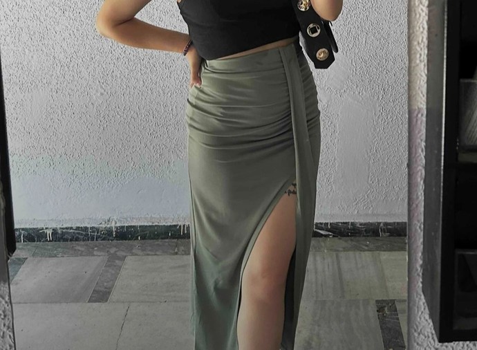 Yırtmaçlı eteğe olan düşkünlüğüm normal mi?