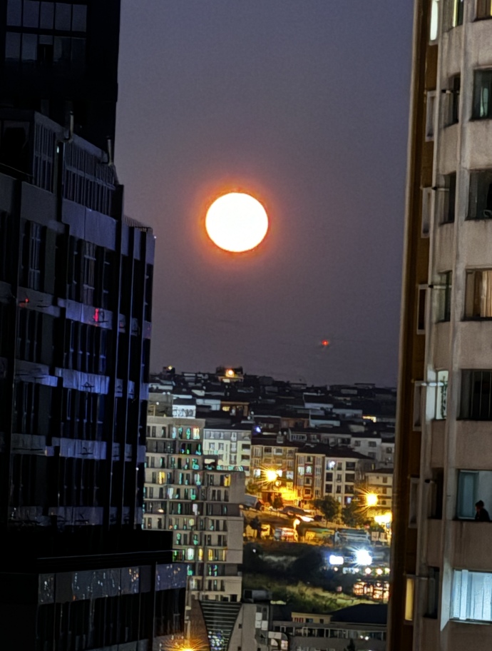 Mükemmel olmuş yine , ay on en güzel hali değil mi?