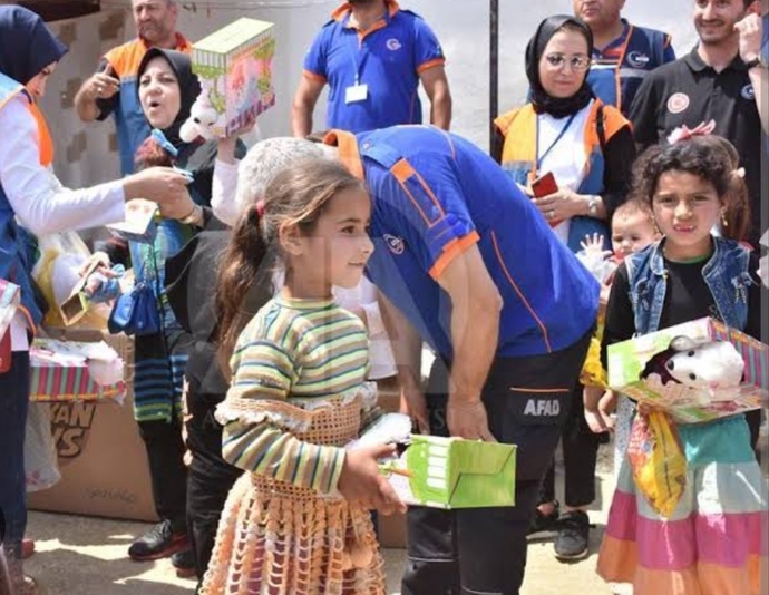 KS deprem bölgesindeki depremzedeler için bir yardım kampanyası düzenlese ne yardımında bulunurdun?