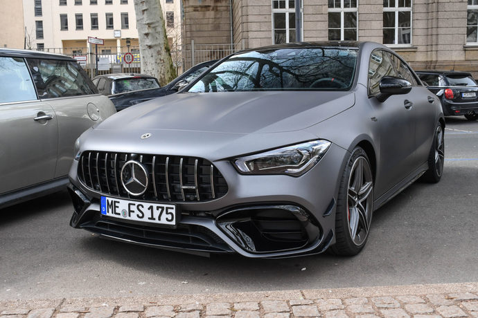 Yeni lüks araba alacak kisi sizce Audici mi olmalı Mercedesçi mi?