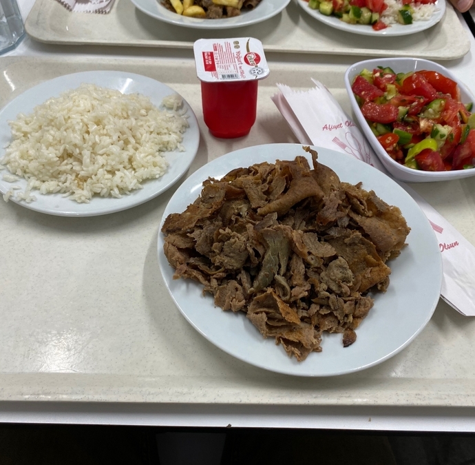 Pilavın yanına tavuk döner mi yoksa et döner mi daha çok yakışıyor?