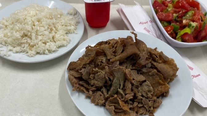 Pilavın yanına tavuk döner mi yoksa et döner mi daha çok yakışıyor?