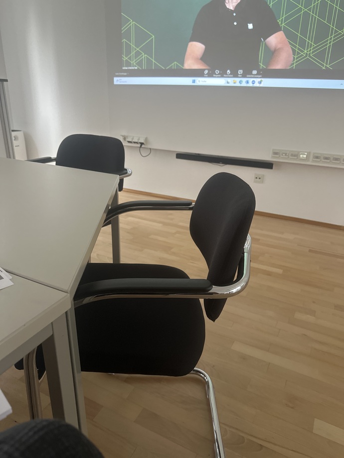 Toplantı odasında yalnız kaldım