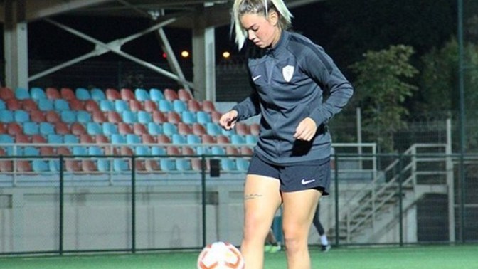 Futbol oynayan kadın itici mi?