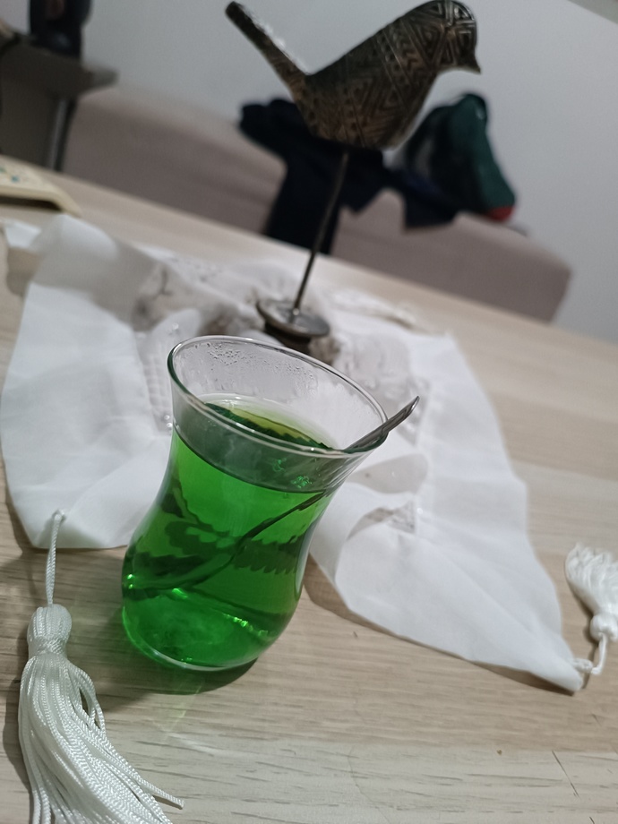 Çocukken rahmetli babamla kıraathaneye gider bu kivi çayından içerdim hep. Markette görüp aldım ama aynı his yok.. 🥲