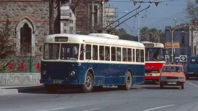Ford, talep olmadığı için 2030 itibarıyla Avrupa'da tamamen elektrikli araç satma planından vazgeçti. Elektrikli araba tercih edil?