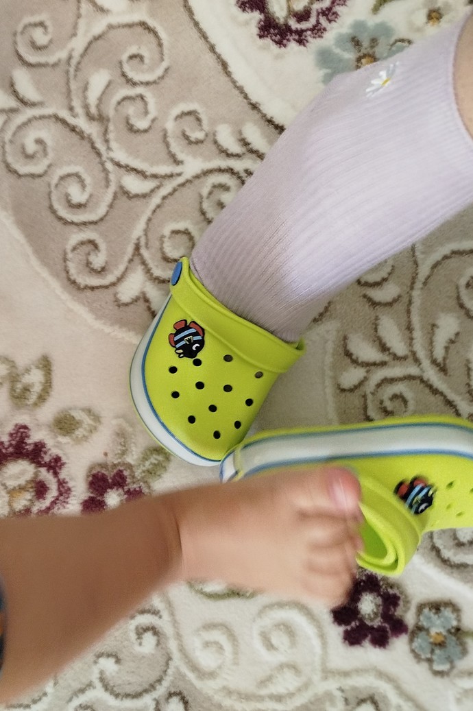 İkna olmamış olacak ki terlik fırlatıp ayak gösteriyor.