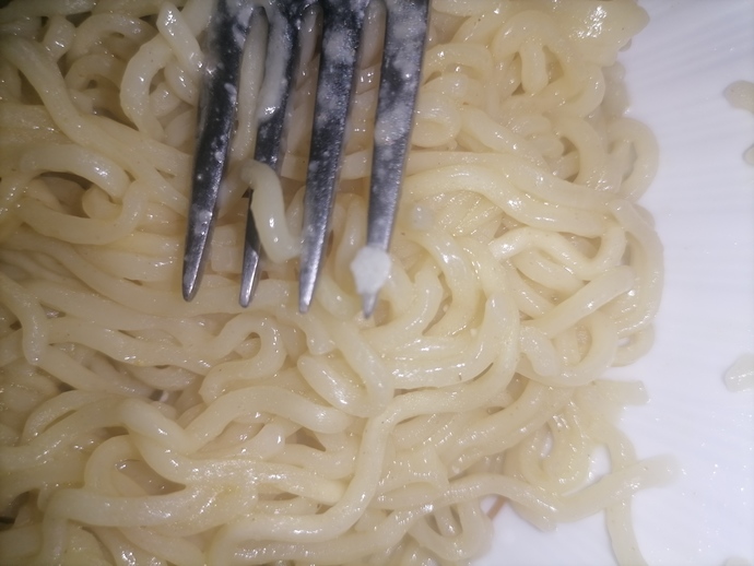 Noodlede şu çatalın ucundaki şeylerden bar hep kurtmu?