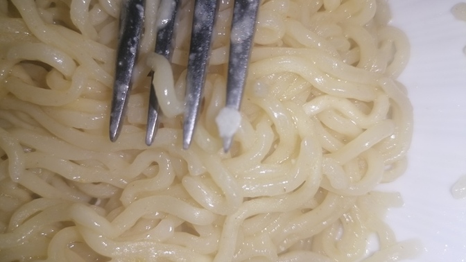 Noodlede şu çatalın ucundaki şeylerden bar hep kurtmu?