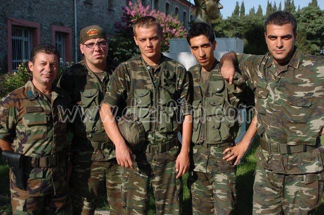Koğuş Kalk!.. Emret Komutanım dizisini izlemiş olanlar favori karakteriniz kimlerdi?