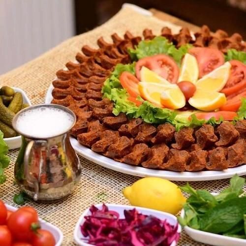 Çiğ köfteyi lavaşla mı yoksa marulla mı yemeyi daha çok seversiniz?