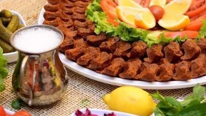 Çiğ köfteyi lavaşla mı yoksa marulla mı yemeyi daha çok seversiniz?