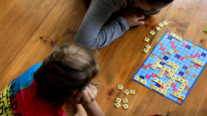 Bir kişi, halının altında elle çizilmiş devasa bir Monopoly panosuyla karşılaştı. Kutu oyunu oynar mısınız?