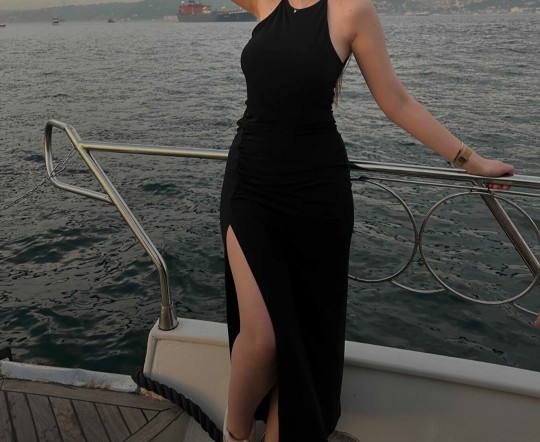 Yırtmaçlı etek ve abiyeler neden bu kadar dikkat çekiyor?