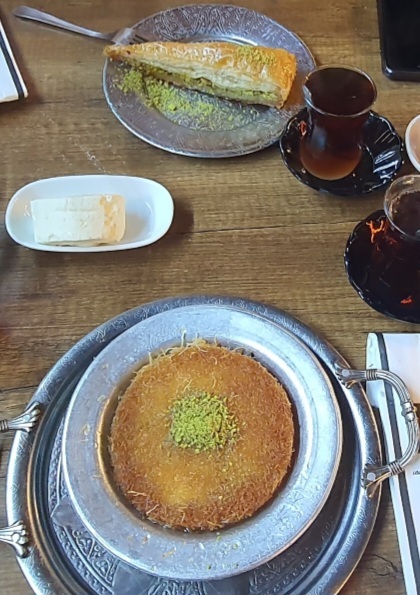 Künefe mi fıstıklı havuç dilimi mi?