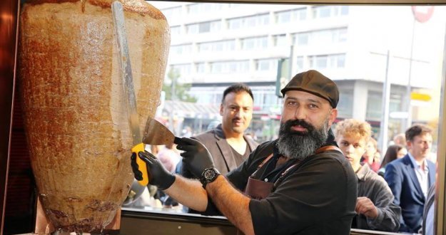 Almanya Gıda ve Tarım Bakanlığı: Döner kebap Almandır, Almanyaya aittir dedi. Sizce Döneri kim icat etti?