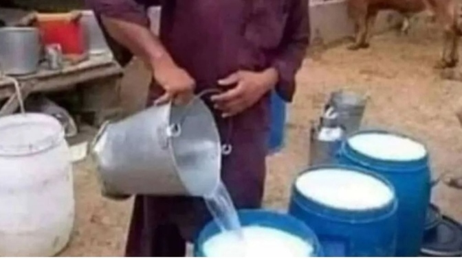 Satmadan önce sütleri yıkayıp temizleyen koca yürekli adama bir alkış lütfen🤭Siz de temizliğe bu kadar dikkat ediyor musunuz🤗?
